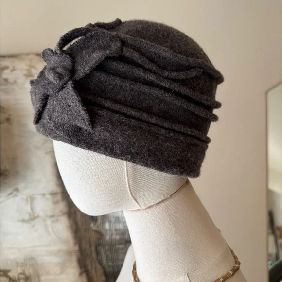 Scala Collezione 100% Wool Gray Flower Wool Cloche Hat - Picture 3 of 6